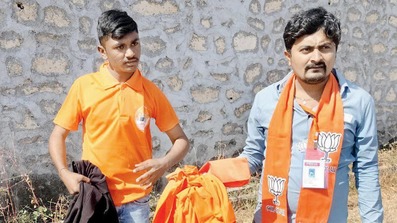 ચૂંટણીસભાની બહાર ઊભેલા ભાજપીઓ