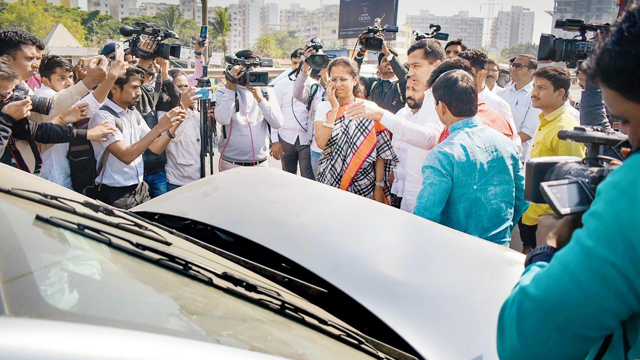 રવિવારે પુણેમાં થયેલા અકસ્માત બાદ ઘટનાસ્થળે પહોંચેલાં રાષ્ટ્રવાદી કૉન્ગ્રેસનાં નેતા સુ​પ્રિયા સુળે