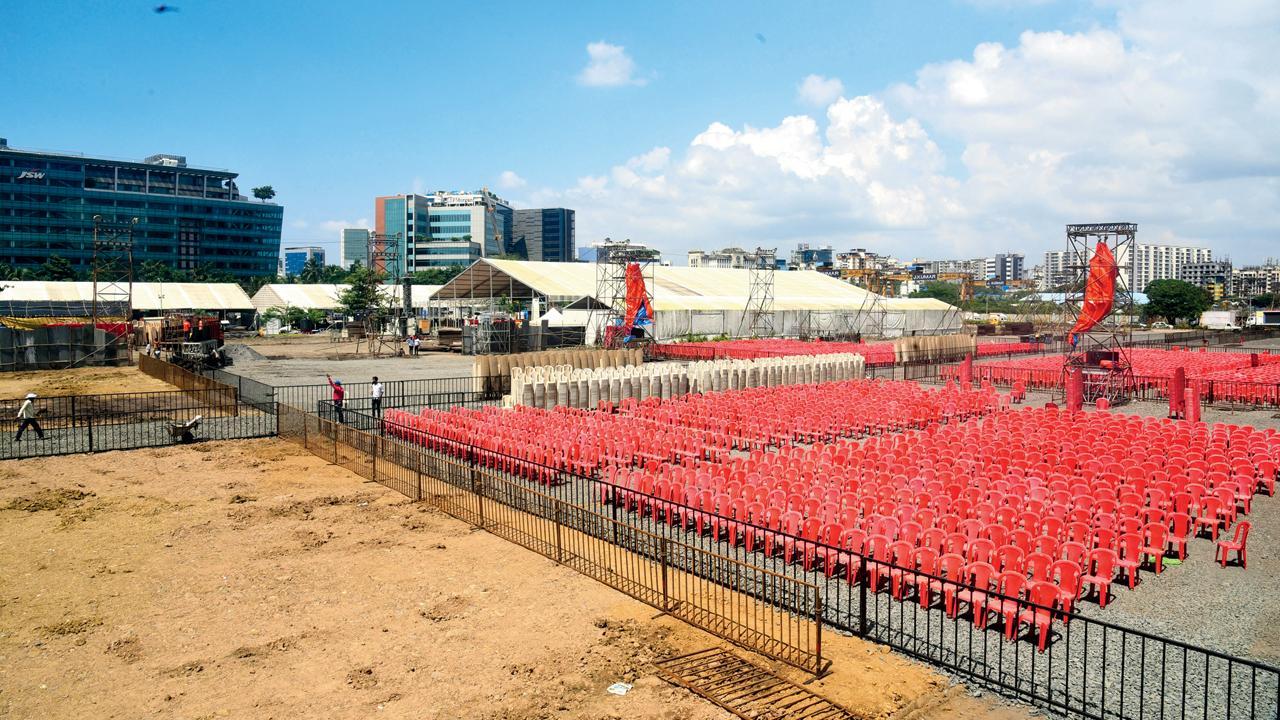 આવતી કાલની એકનાથ શિંદેની દશેરાની રૅલી પહેલાં ગઈ કાલે બાંદરા-કુર્લા કૉમ્પ્લેક્સના એમએમઆરડીએ ગ્રા‍ઉન્ડમાં ચાલી રહેલું કામ (તસવીર : શાદાબ ખાન)