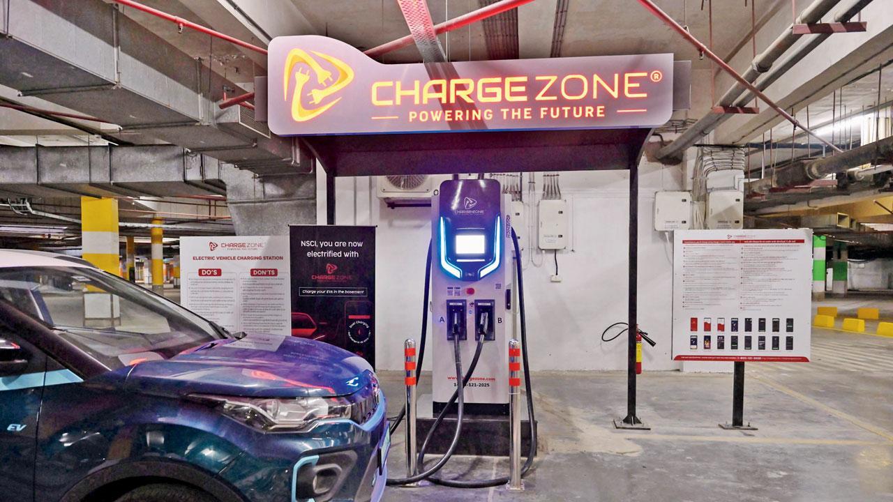 વરલીમાં એનએસસીઆઇના બેઝમેન્ટના પાર્કિંગમાં કાર્યરત ઈવી ચાર્જિંગ સ્ટેશનની ફાઇલ તસવીર.