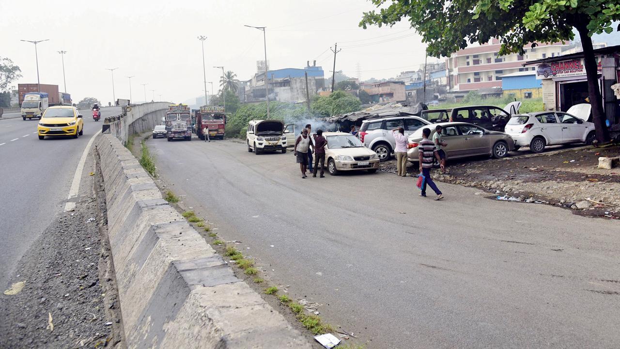 તુંગારફાટા પાસે ગૅરેજ સહિતનાં અસંખ્ય ગેરકાયદે બાંધકામ ઊભાં કરી દેવામાં આવ્યાં છે એટલે અહીં ચોમાસામાં પાણી ભરાય છે.