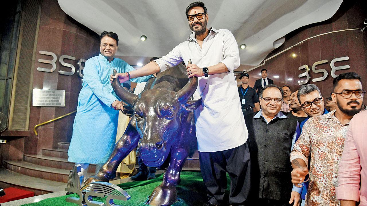 દિવાળીમાં શૅરબજારમાં મુહૂર્ત ટ્રેડિંગ સત્ર માટે બૉલીવુડ સ્ટાર અજય દેવગણ બીએસઈમાં ગઈ કાલે હાજર રહ્યો હતો. તસવીર સમીર માર્કન્ડે