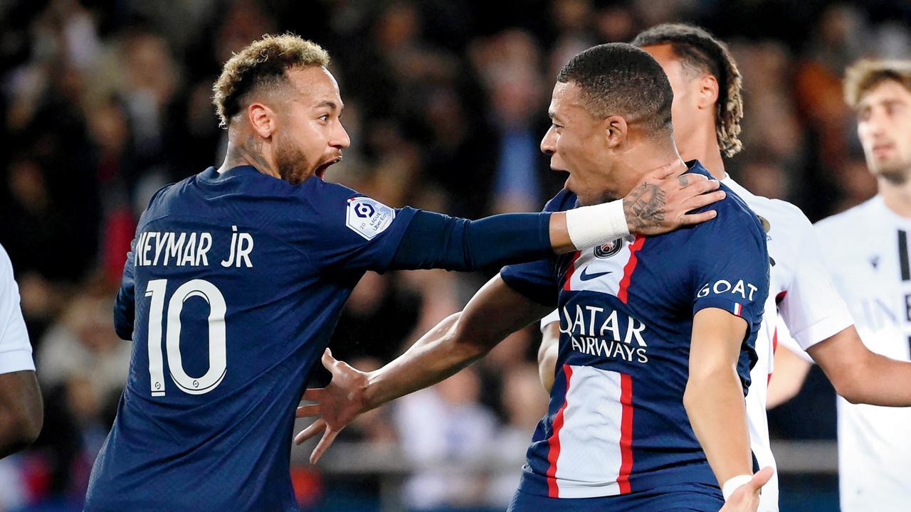 નેમાર-ઍમ્બપ્પે વચ્ચે મેસીએ કરાવી સુલેહ : શનિવારે પૅરિસમાં ઍમ્બપ્પે (જમણે)એ ૮૩મી મિનિટે ગોલ કરતાં નેમાર (ડાબે) તેને અભિનંદન આપવા દોડી આવ્યો હતો. પેનલ્ટીના ગોલ માટેની કિક પહેલાં કોણે મારવી એ મુદ્દે બન્ને સ્ટાર વચ્ચે ડ્રેસિંગરૂમમાં ઝઘડો થયો હોવાનું મનાય છે, પરંતુ પીએસજીના આર્જેન્ટિન સ્ટાર લિયોનેલ મેસીએ તેમની વચ્ચે સુલેહ કરાવી હતી. તસવીર: એ.એફ.પી.