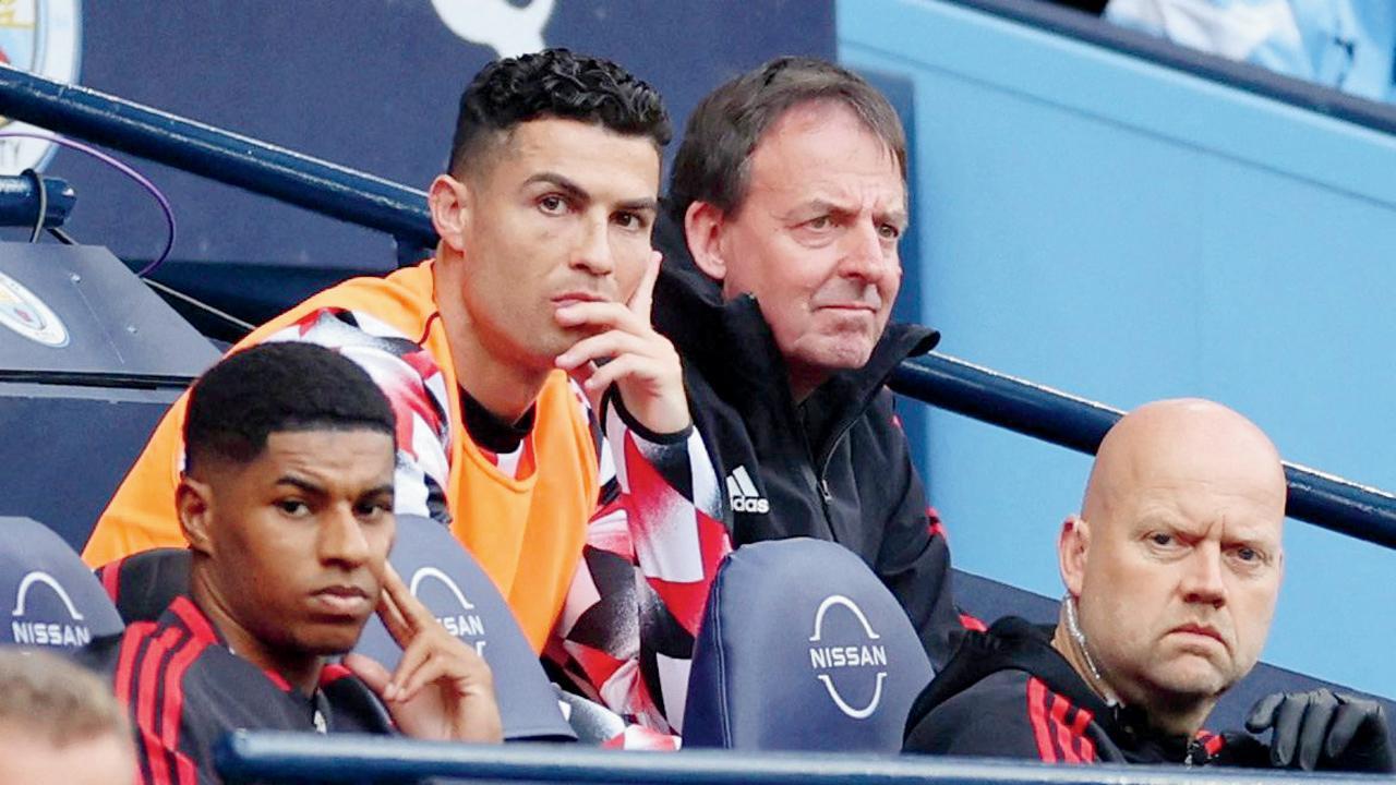 સુપરસ્ટાર ફુટબોલર રોનાલ્ડોએ બેન્ચ પર બેસીને બે હરીફોની હૅટ-ટ્રિક જોવી પડી