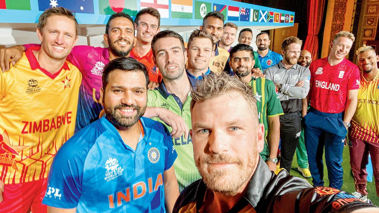 ટી૨૦ વર્લ્ડ કપના ૧૬ ટીમના કૅપ્ટન્સનો સેલ્ફી