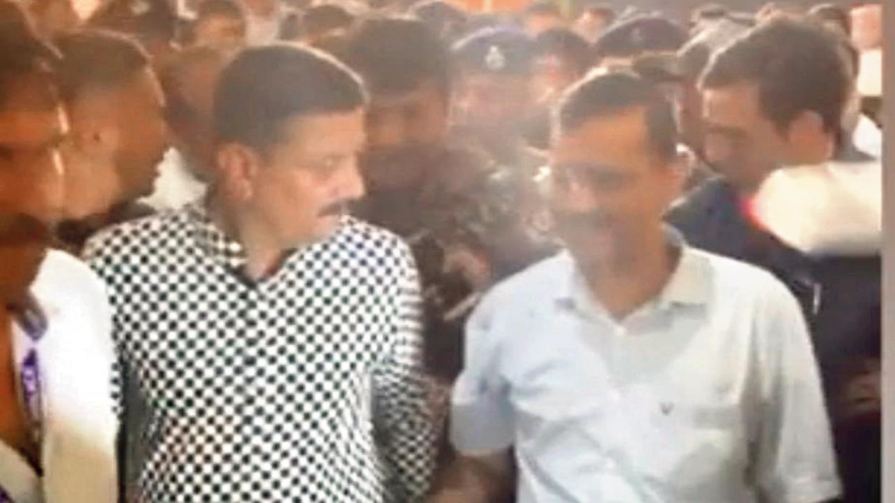 રાજકોટમાં ગરબાના એક આયોજનમાં દિલ્હીના મુખ્ય પ્રધાન અરવિંદ કેજરીવાલ તરફ પ્લાસ્ટિકની બૉટલ ફેંકવામાં આવી હતી.