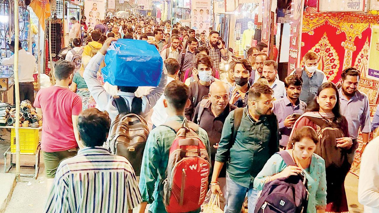 લોઅર પરેલ સ્ટેશનની પાસે આવેલી જીઆઇપી સ્ટોર લેનમાં પીક-અવર્સમાં લોકોની ભીડ. આવી જ હાલત અન્ય ગલીઓની પણ છે.  અતુલ સાંગાણી