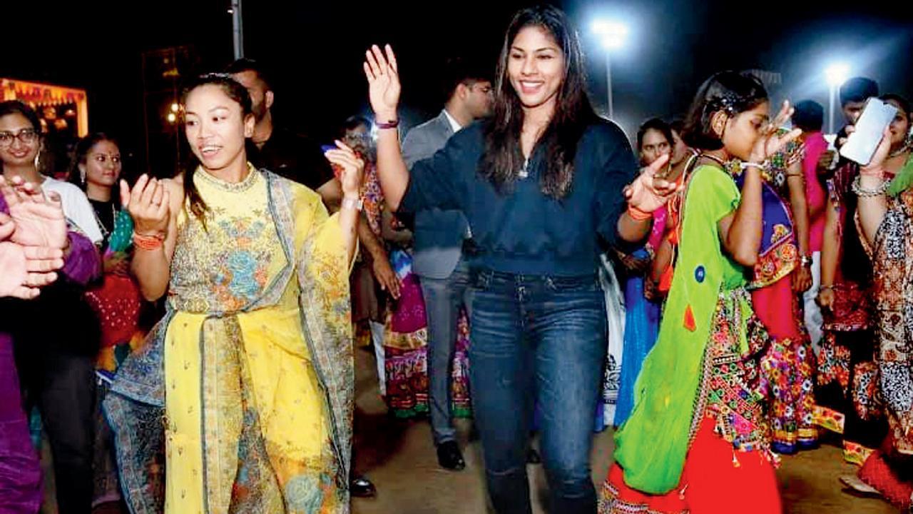 મીરાબાઈ, ભવાનીને પણ લાગ્યો ગરબાનો રંગ