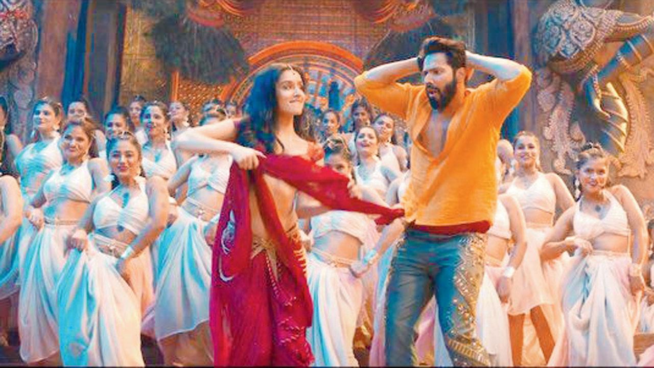 શ્રદ્ધા કપૂર વરુણ ધવનની ‘ભેડિયા’નાં ‘ઠુમકેશ્વરી’ ગીતમાં જોવા મળી રહી છે