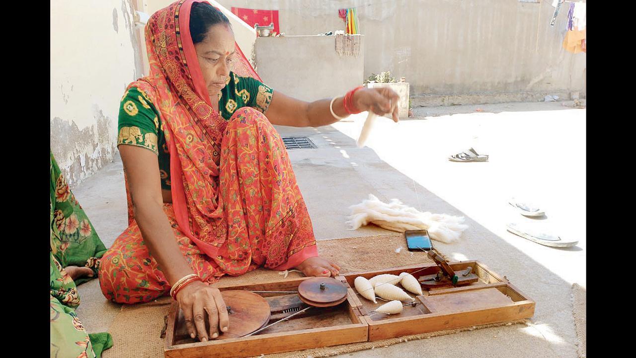 ચરર ચરર મારો ચરખો ચાલે