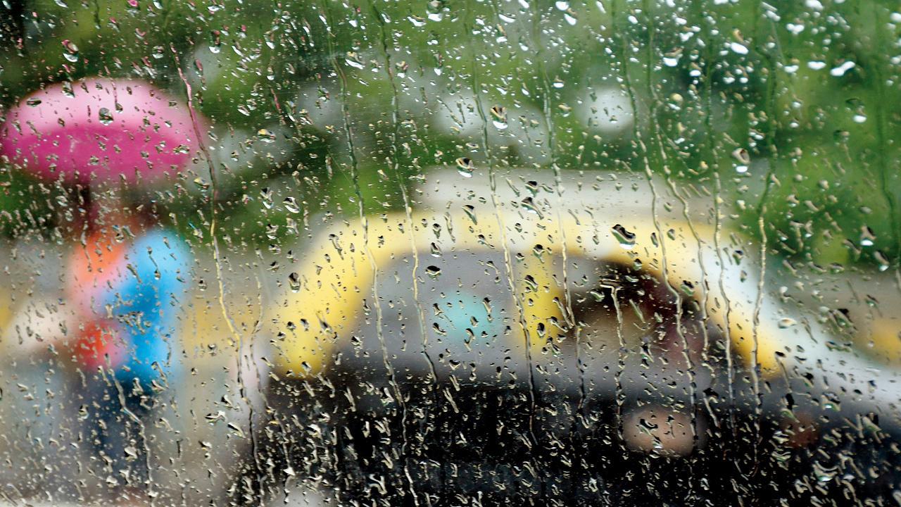 મહાલક્ષ્મીમાં ભરવરસાદમાં ટેક્સી શોધતા લોકો (તસવીર : આશિષ રાજે)