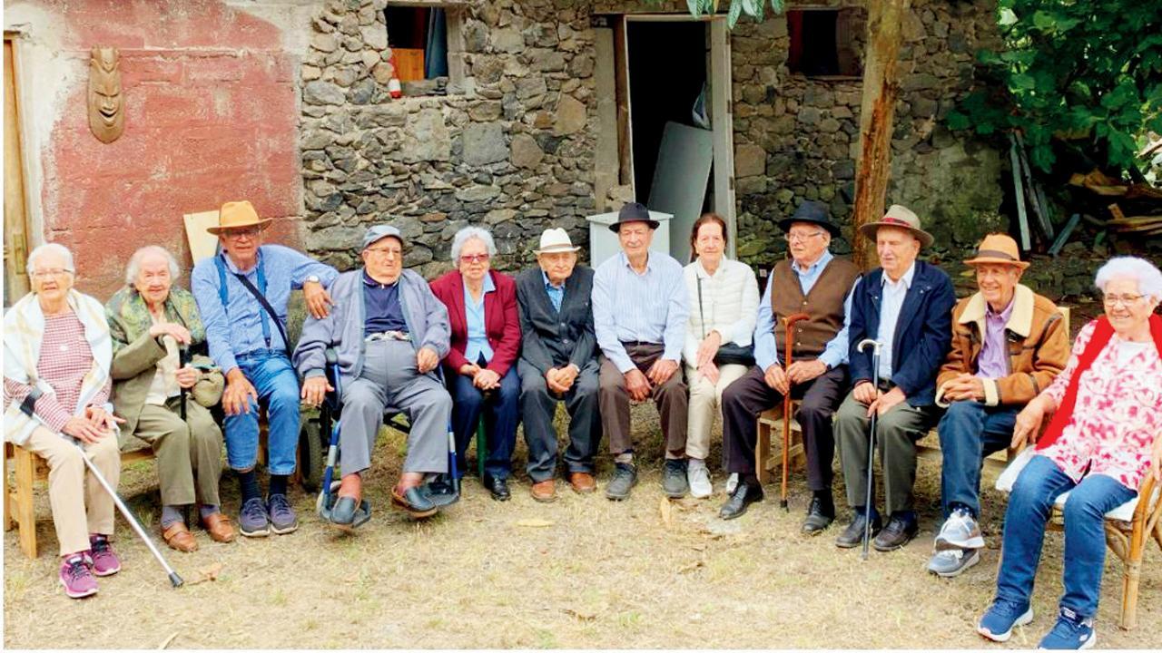 ૧૦૫૮ વર્ષની સંયુક્ત વય ધરાવતાં ૧૨ ભાઈ-બહેનો