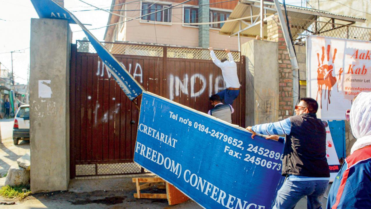 ગઈ કાલે શ્રીનગરમાં હુર્રિયત કૉન્ફરન્સનું બોર્ડ હટાવીને ઇન્ડિયા લખતા પ્રદર્શનકારીઓ
