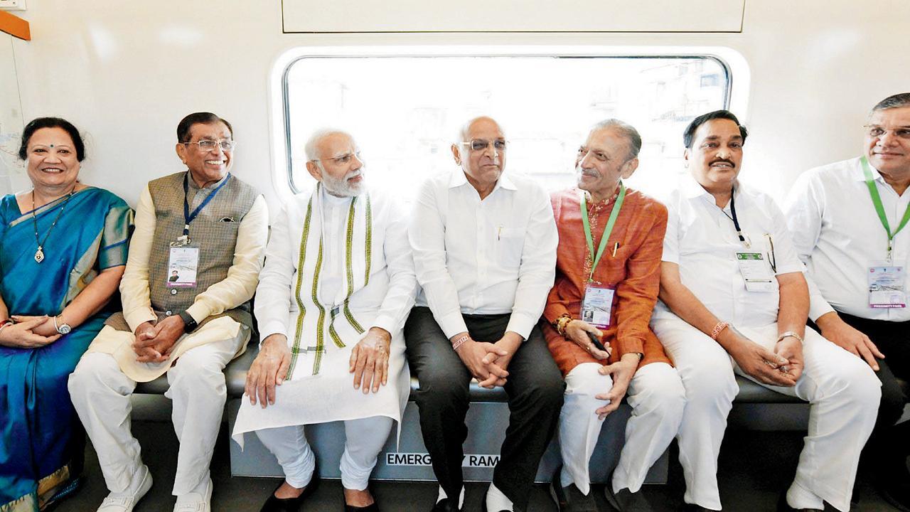 ‘વંદે ભારત’ એક્સપ્રેસ ટ્રેનમાં કેન્દ્રીય પ્રધાન દર્શના જરદોશ, સંસદસભ્ય ડૉ. કિરીટ સોલંકી, પીએમ નરેન્દ્ર મોદી, ગુજરાતના સીએમ ભૂપેન્દ્ર પટેલ, રાજ્યસભાના સભ્ય નરહરિ અમીન, પ્રદેશ અધ્યક્ષ સી. આર. પાટીલ અને સંસદસભ્ય હસમુખ પટેલ (તસવીર : એ.એન.આઇ.)