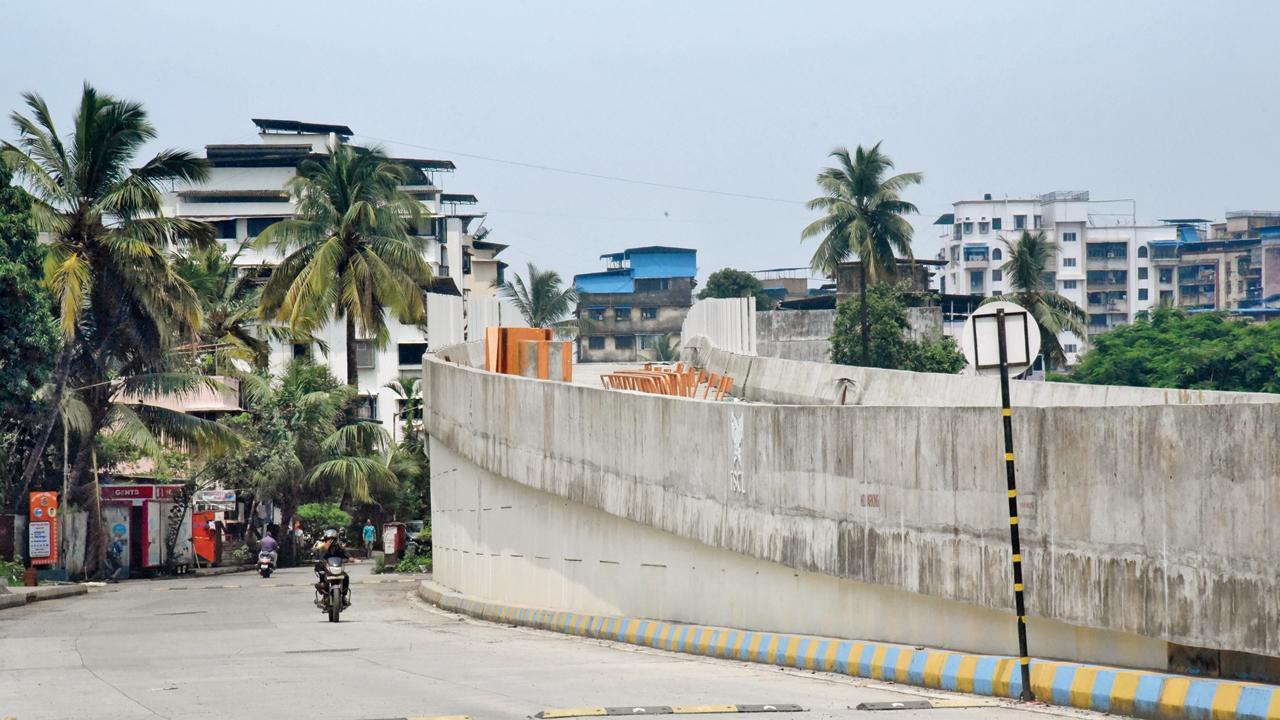 જાહેર બસસેવા માટેની અલાયદી લેનનું બાંધકામ શરૂ થયું છે (તસવીર : સમીર માર્કન્ડે)