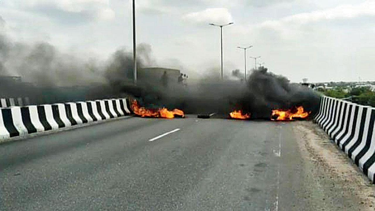 ડીસા બ્રિજ પર ટાયરો સળગાવ્યાં હતાં