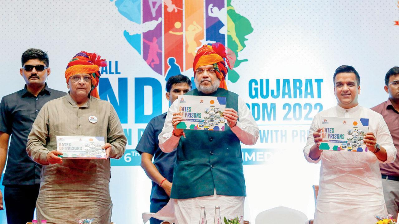 અમદાવાદમાં ગઈ કાલે છઠ્ઠી ઑલ ઇન્ડિયા પ્રિઝન ડ્યુટી મીટના ઉદ્ઘાટન સત્ર દરમ્યાન કૉફી ટેબલ બુક લૉન્ચ કરતા ગુજરાતના મુખ્ય પ્રધાન ભૂપેન્દ્ર પટેલ, કેન્દ્રીય ગૃહપ્રધાન અમિત શાહ અને રાજ્યકક્ષાના ગૃહપ્રધાન હર્ષ સંઘવી.