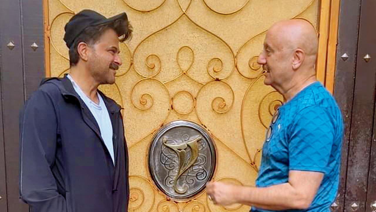 યશ ચોપડાના ઘરની બહાર ઊભા રહીને જૂની વાતો વાગોળી અનુપમ ખેર અને અનિલ કપૂરે