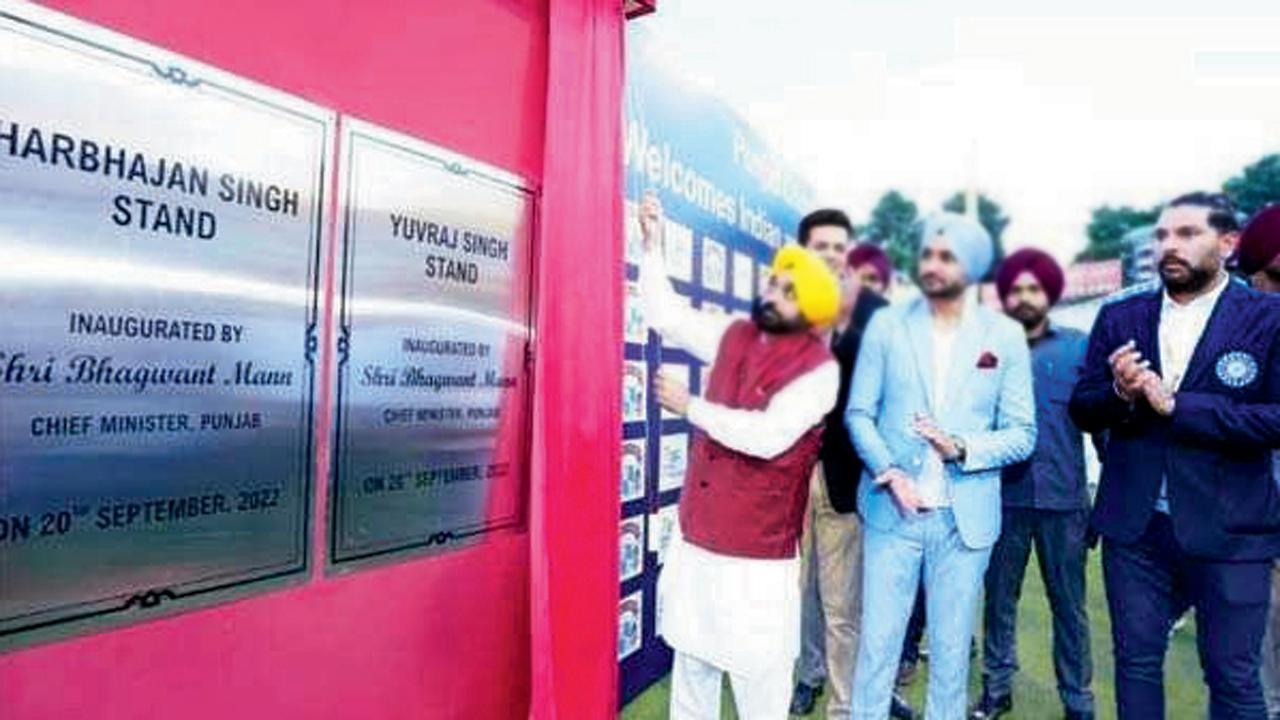 મોહાલીમાં યુવી અને ભજ્જીના નામે સ્ટૅન્ડ