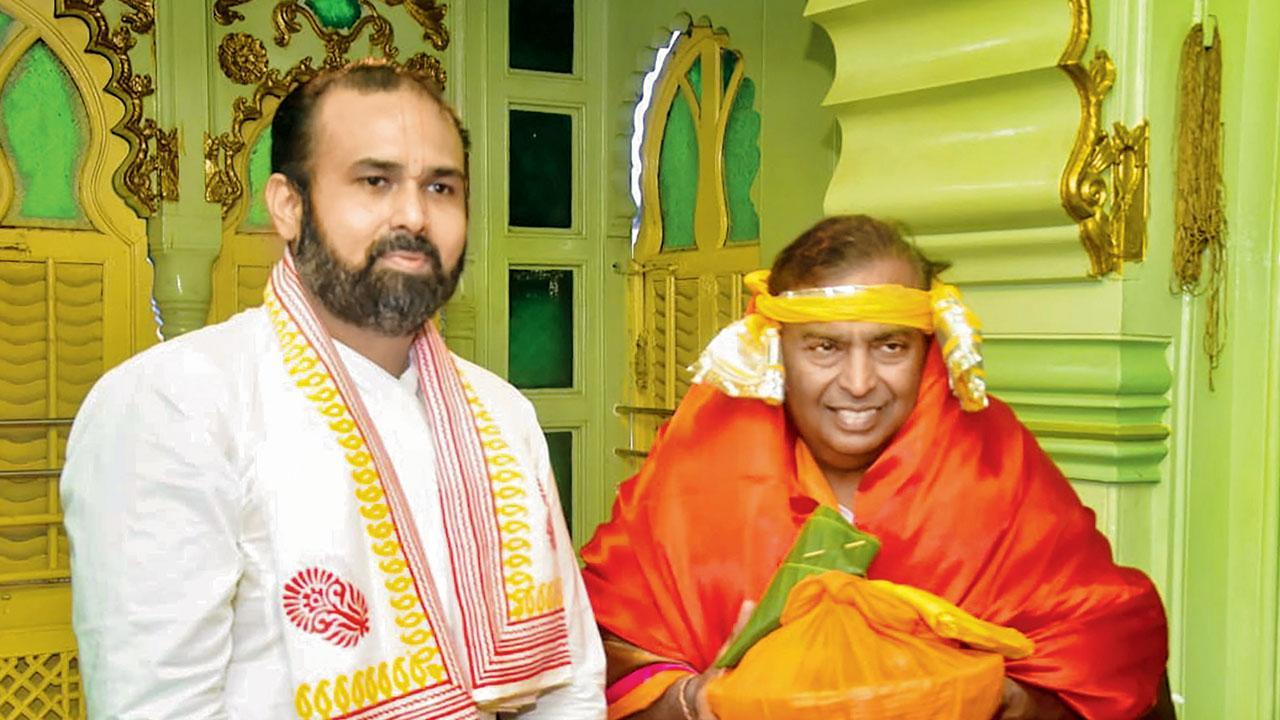 શ્રીનાથજી મંદિરમાં વિશાલબાવા સાથે મુકેશ અંબાણી.