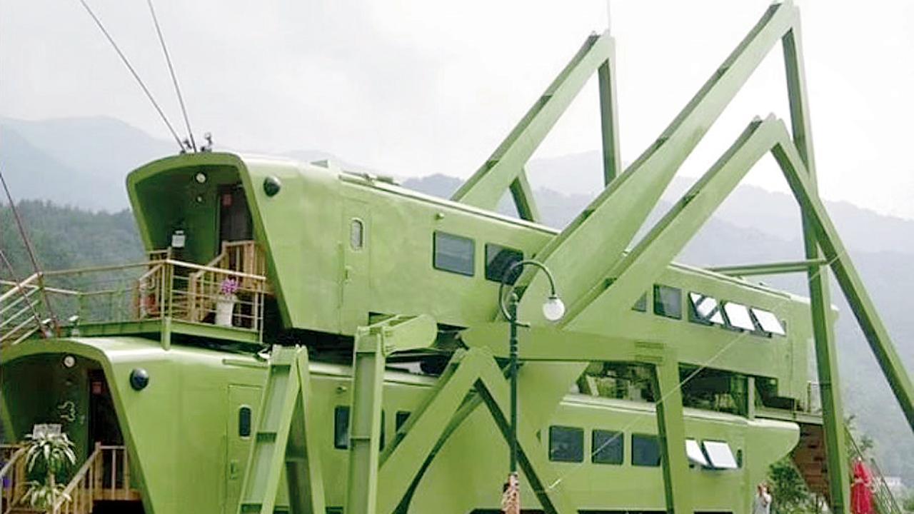 સાઉથ કોરિયામાં આવેલા આ લીલા રંગના કૅફેને તીતીઘોડા જેવો આકાર આપવામાં આવ્યો છે, જેને જૂની ટ્રેન કારમાંથી બનાવવામાં આવ્યું છે. રિકાર્ડો બોફિલ દ્વારા ૧૯૮૨માં આ ઇમારતની ડિઝાઇન બનાવવામાં આવી હતી. 