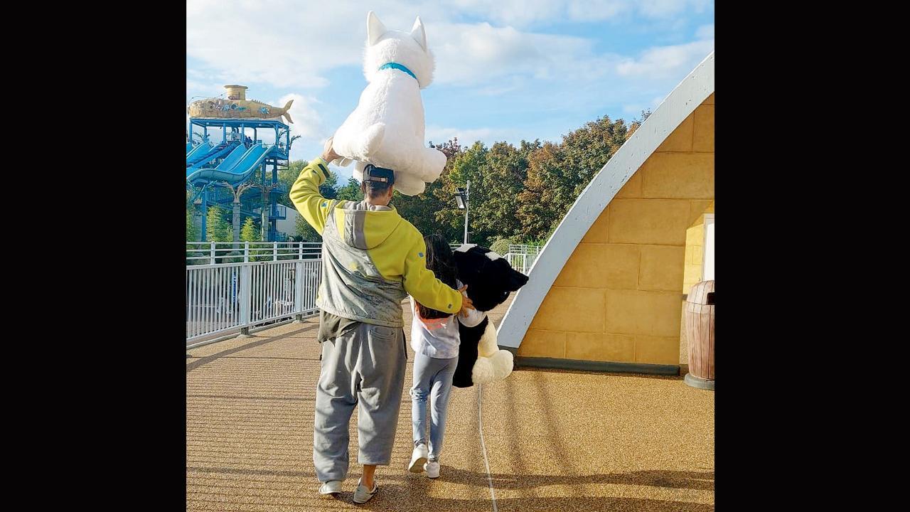 અક્ષયે હાલમાં ઇન્સ્ટાગ્રામ પર એક વિડિયો શૅર કર્યો છે જેમાં તે તેની દીકરી નિતારા સાથે અમ્યુઝમેન્ટ પાર્કમાં જોવા મળી રહ્યો છે