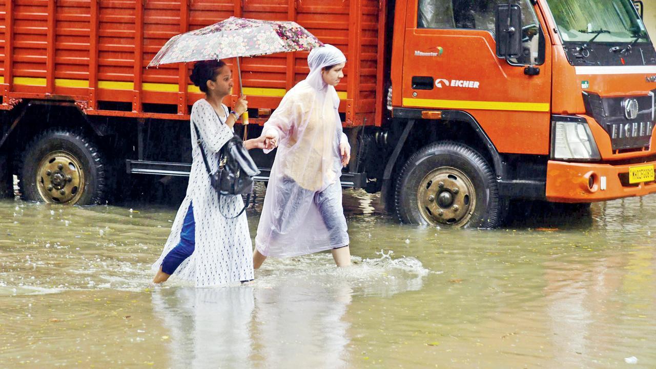 મુંબઈમાં ભારે વરસાદને કારણે ગઈ કાલે સાયન સર્કલ વિસ્તારમાં પાણી ભરાઈ ગયાં હતાં (તસવીર : અતુલ કાંબલે)