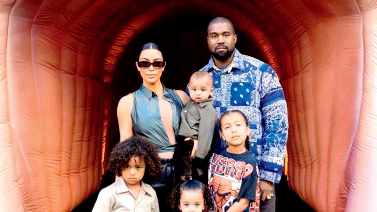 કાન્યે વેસ્ટ પરિવાર સાથે