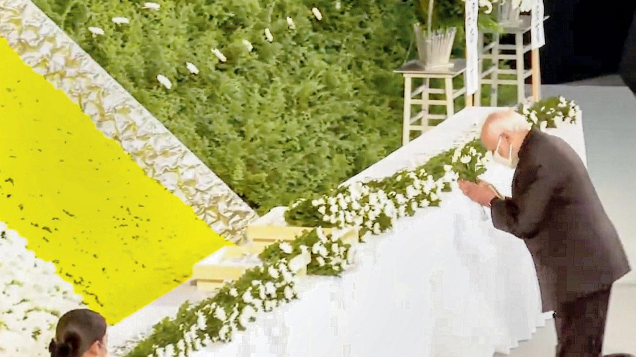 ટોક્યોમાં ગઈ કાલે જપાનના ભૂતપૂર્વ પીએમ શિન્ઝો આબેને શ્રદ્ધાંજલિ આપી રહેલા વડા પ્રધાન નરેન્દ્ર મોદી.  પી.ટી.આઇ.