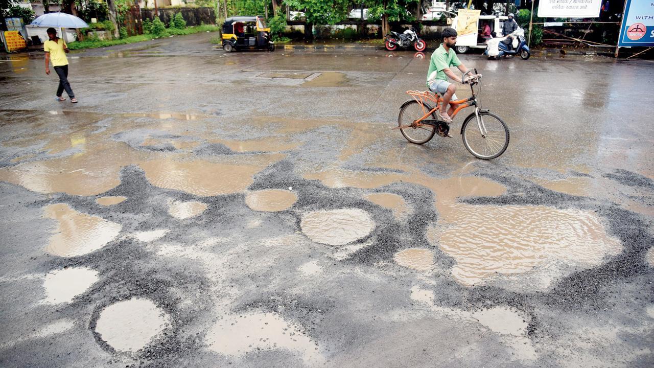 બાંદરાની એમએસઆરડીસીની ઑફિસની સામે માર્ગ પર પડેલો વિશાળ ખાડો (તસવીર : સમીર માર્કંડે)