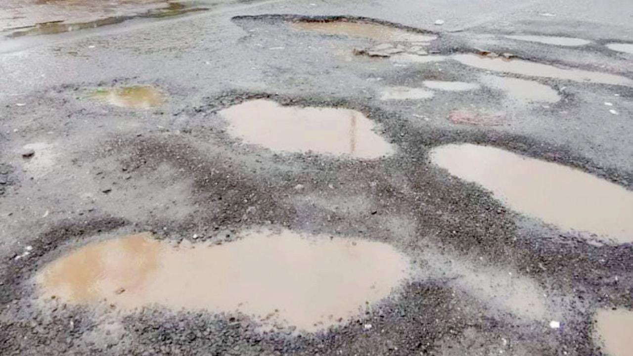 મુંબઈના રસ્તાઓ પરના ખાડા નવરાત્રિના આ કલર પ્રમાણે રંગેલા જોવા મળશે અને એ રીતે લોકો ખાડાના ત્રાસનો વિરોધ કરશે.