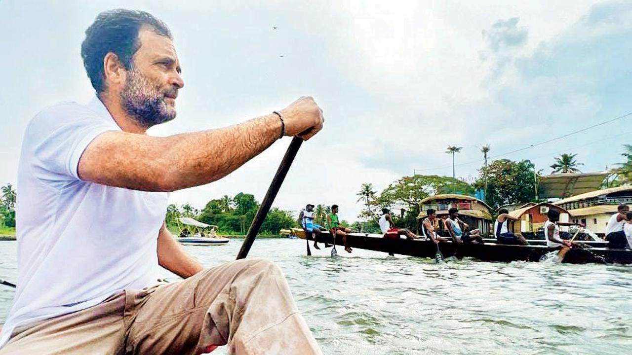 કેરલાના આલાપુઝામાં યોજાયેલી પ્રતીકાત્મક નૌકાસ્પર્ધામાં લીધો ભાગ