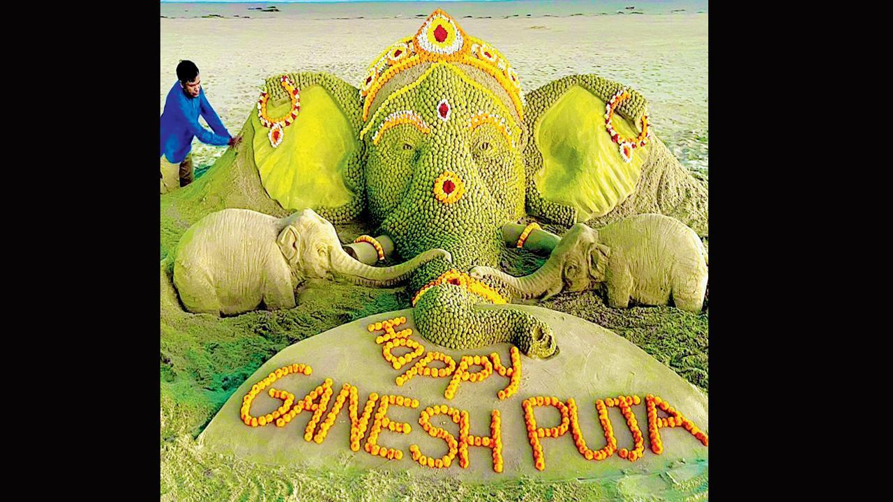 સૅન્ડ આર્ટિસ્ટ સુદર્શન પટનાયકે ગણેશ ચતુર્થી નિમિત્તે ઓડિશાના પુરી બીચ પર બનાવેલું ભગવાન શ્રીગણેશનું ભવ્ય સૅન્ડ સ્ક્લ્પ્ચર