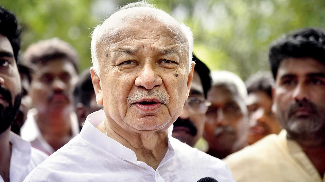 રાજ્યના ભૂતપૂર્વ મુખ્ય પ્રધાન સુ​શીલકુમાર શિંદે