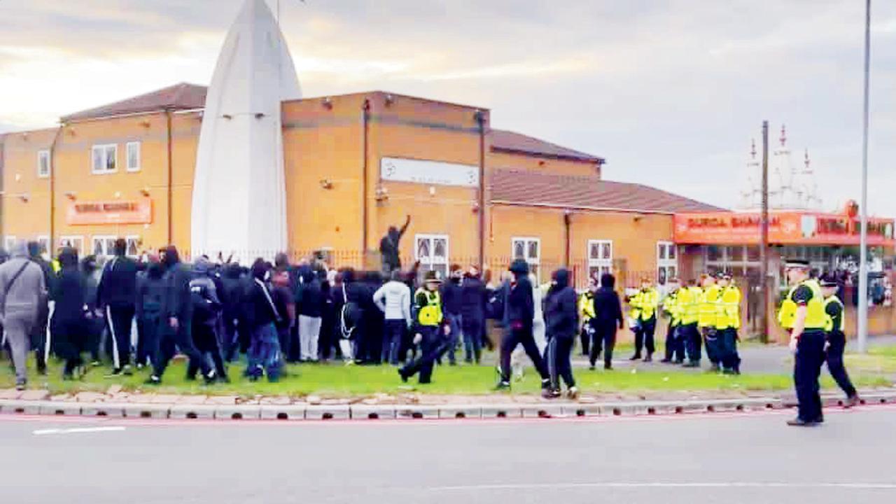 બ્રિટનના સ્મેથવિકમાં મંગળવારે એક હિન્દુ મંદિરની પાસે એકત્ર થયેલું ટોળું