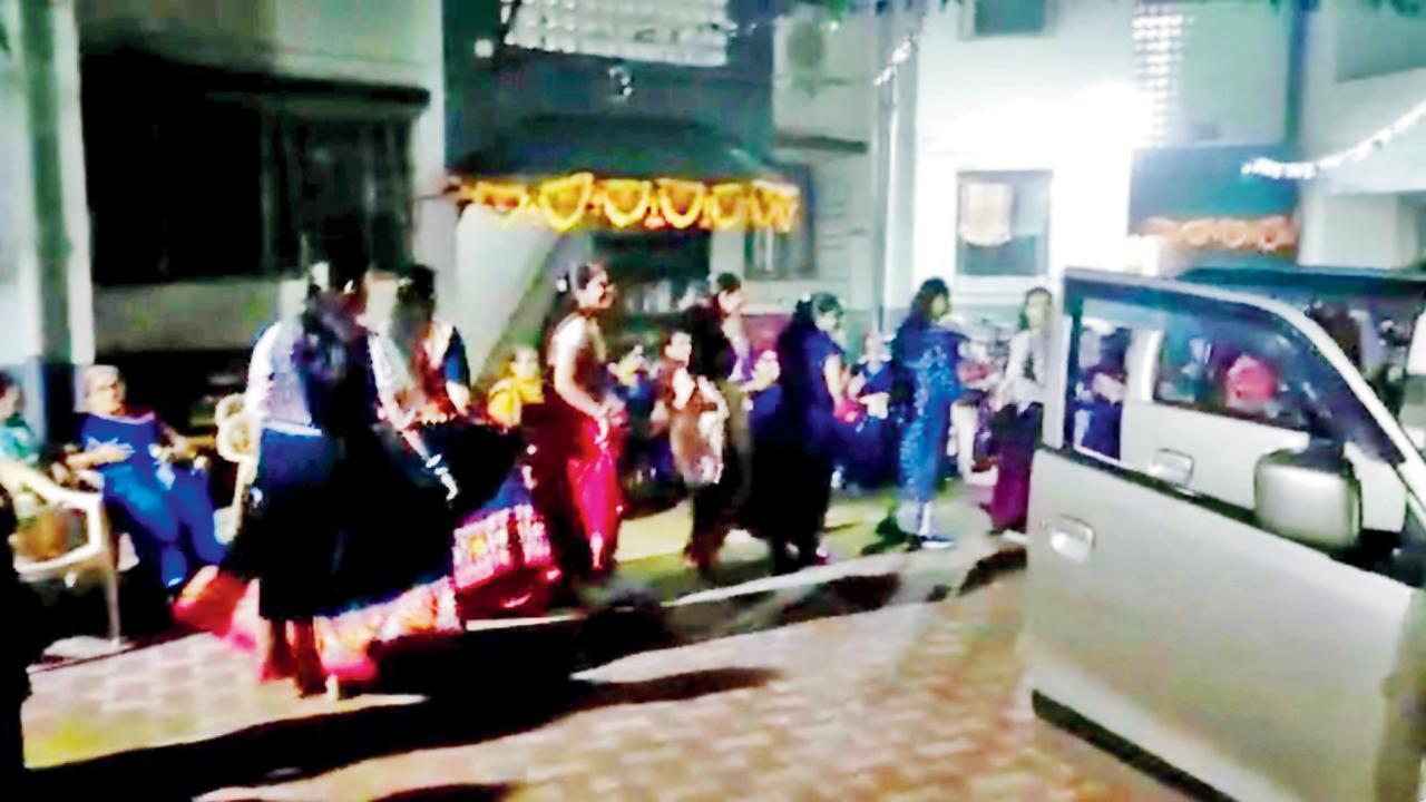 વસઈમાં ગરબા રમતી વખતે અચાનક લાઇટ જતી રહેતાં લોકોએ કારની મ્યુઝિક સિસ્ટમ અને હેડલાઇટ પર રમ્યા ગરબા (તસવીર : હનીફ પટેલ)