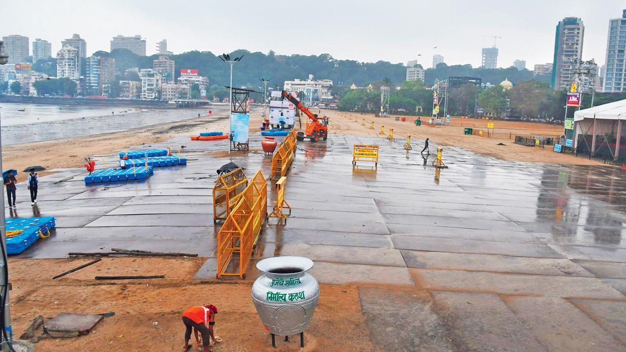 ગઈ કાલે ગિરગામ ચોપાટી પર વિસર્જનની તૈયારી કરી રહેલી સુધરાઈ (તસવીર : આશિષ રાજે)