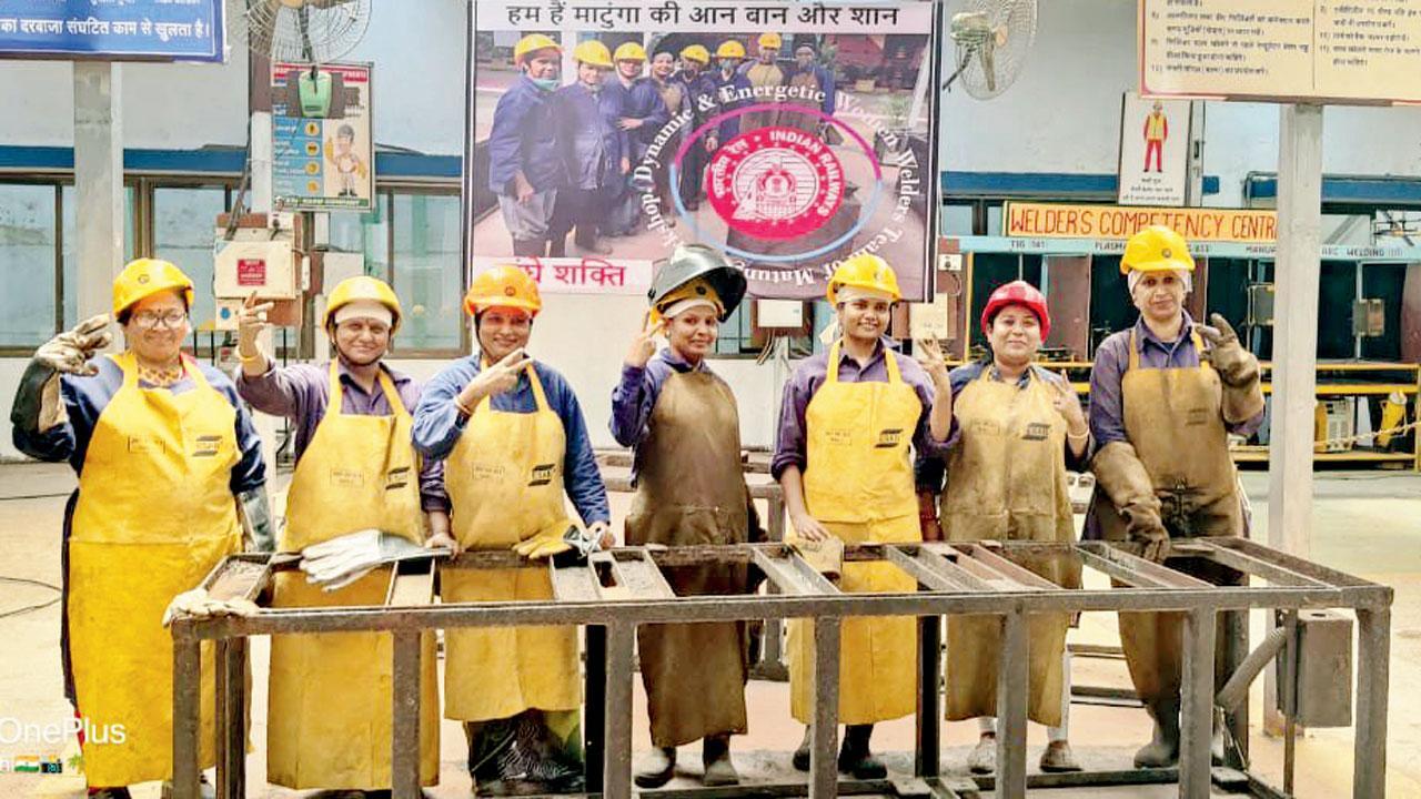 માટુંગા વર્કશૉપમાં વેલ્ડિંગનું જટિલ કામ કરતી અહિલ્યા અને દુર્ગા ટીમ.