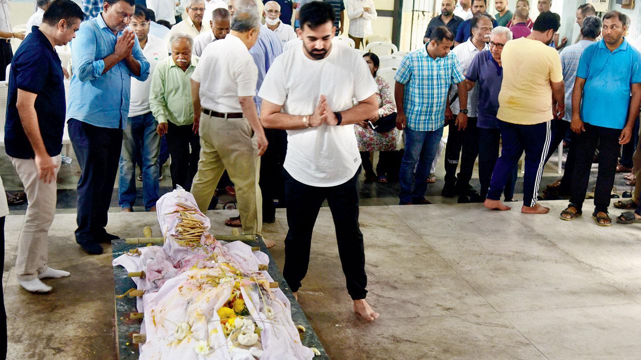 સુધીર નાઇકની અંતિમ ક્રિયા વખતે ઝહીર ખાન