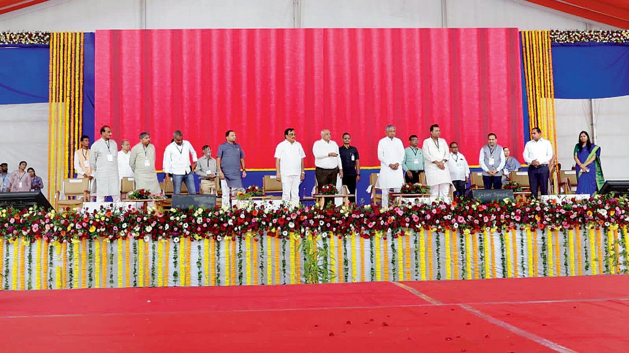 વિકાસ કાર્યોનાં ખાતમુહૂર્ત કરી રહેલા ગુજરાતના મુખ્ય પ્રધાન ભૂપેન્દ્ર પટેલ. આ પ્રસંગે ગુજરાતના જળસંપત્તિ અને પાણી પુરવઠા પ્રધાન કુંવરજી બાવળિયા, વન અને પર્યાવરણ રાજ્ય પ્રધાન મુકેશ પટેલ, ગુજરાત બીજેપીના અધ્યક્ષ સી. આર. પાટીલ સહિતના મહાનુભાવો ઉપસ્થિત રહ્યા હતા.