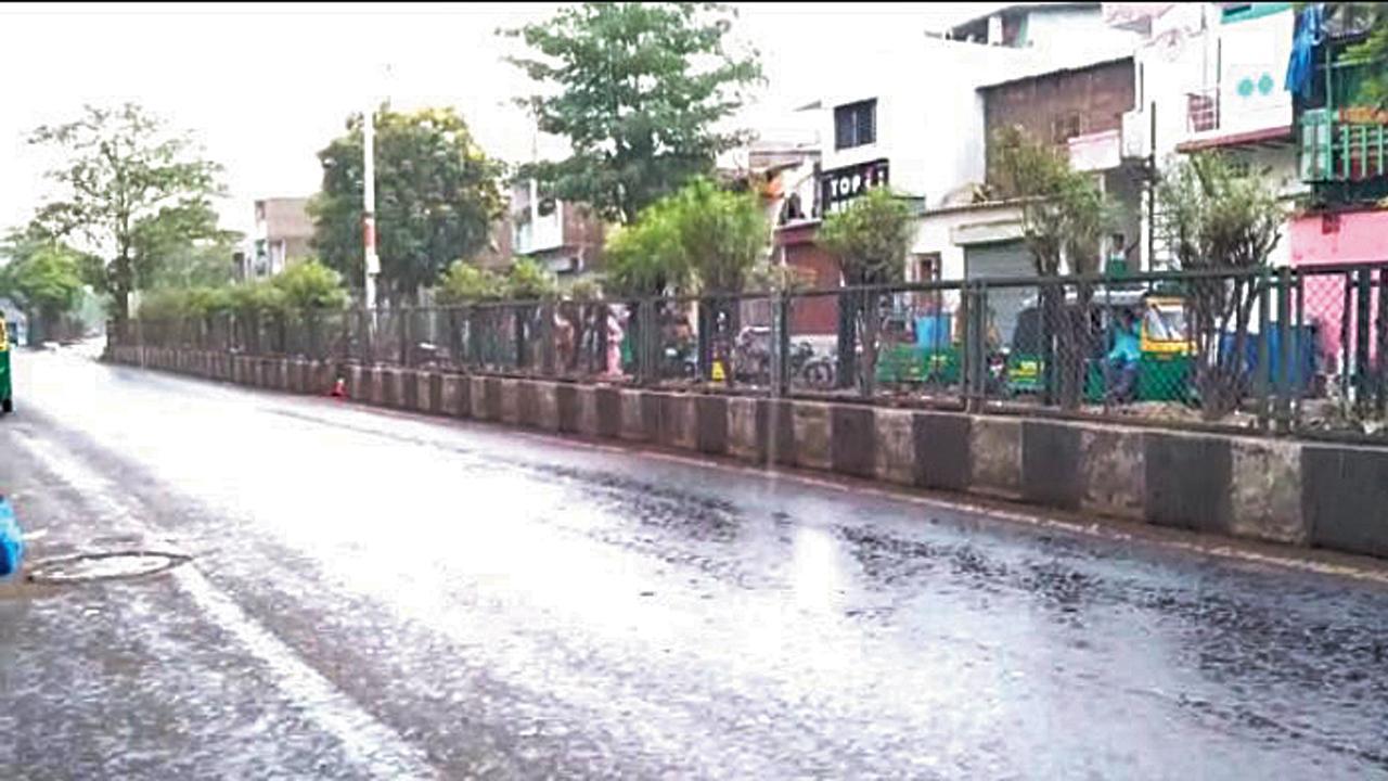 સુરતના લિંબાયત વિસ્તારમાં કમોસમી વરસાદ પડ્યો હતો, જેના કારણે વાહનવ્યવહાર થોડાક સમય માટે થંભી ગયો હતો.