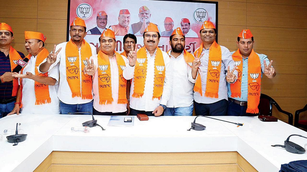 આમ આદમી પાર્ટીના બે કૉર્પોરેટર ગઈ કાલે વિધિવત્ બીજેપીમાં જોડાયા હતા એ કાર્યક્રમમાં સુરત શહેર બીજેપીના પ્રમુખ નિરંજન ઝાંઝમેરા તેમ જ અન્ય પદાધિકારીઓ.