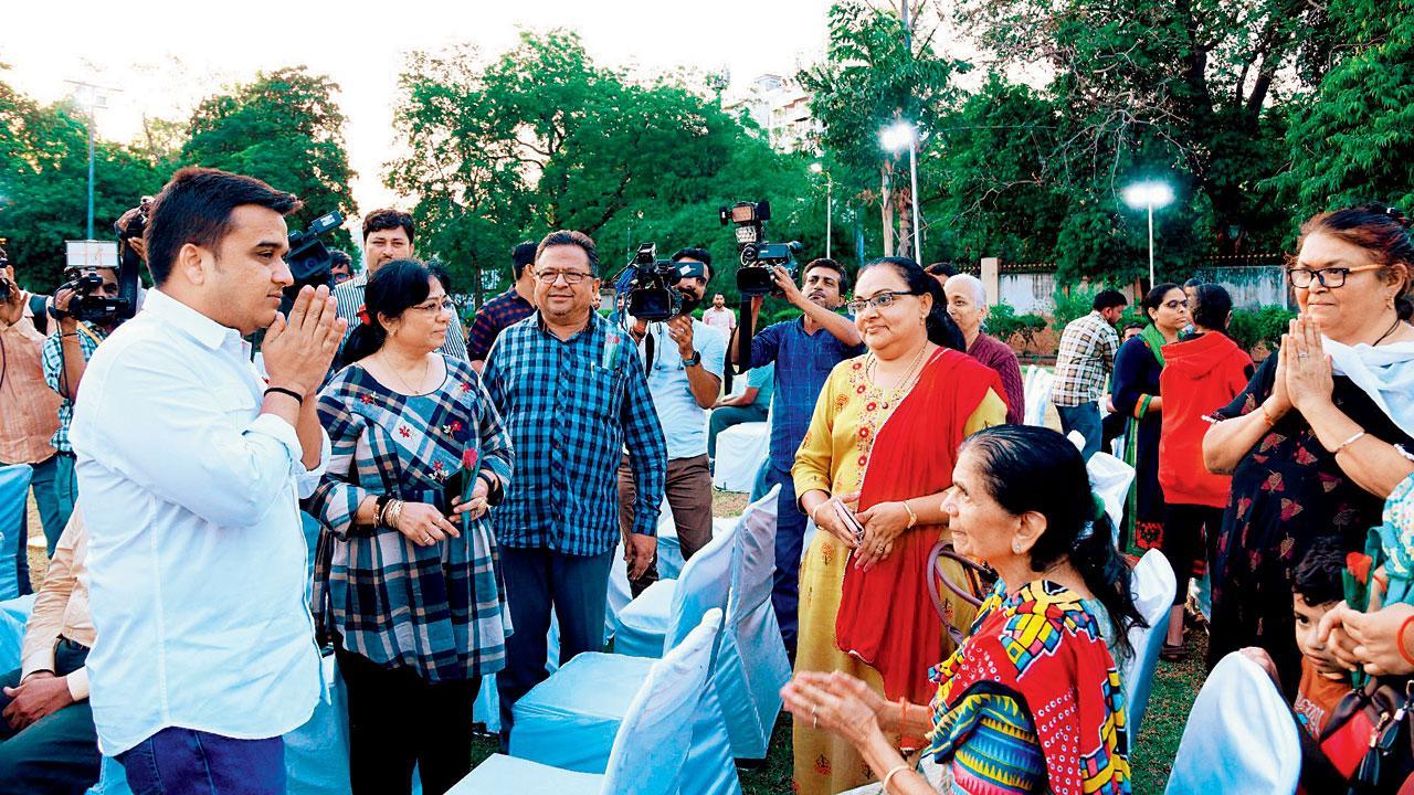 સુદાનથી આવેલા ગુજરાતના નાગરિકોને ગૃહરાજ્ય પ્રધાન હર્ષ સંઘવીએ આવકાર્યા હતા.