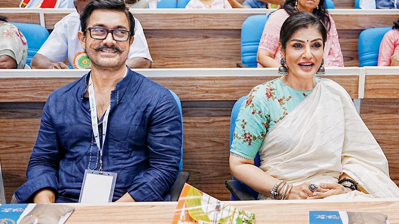 દિલ્હીમાં આયોજિત નૅશનલ કૉન્ક્લેવમાં આમિર ખાન અને રવીના ટંડન.