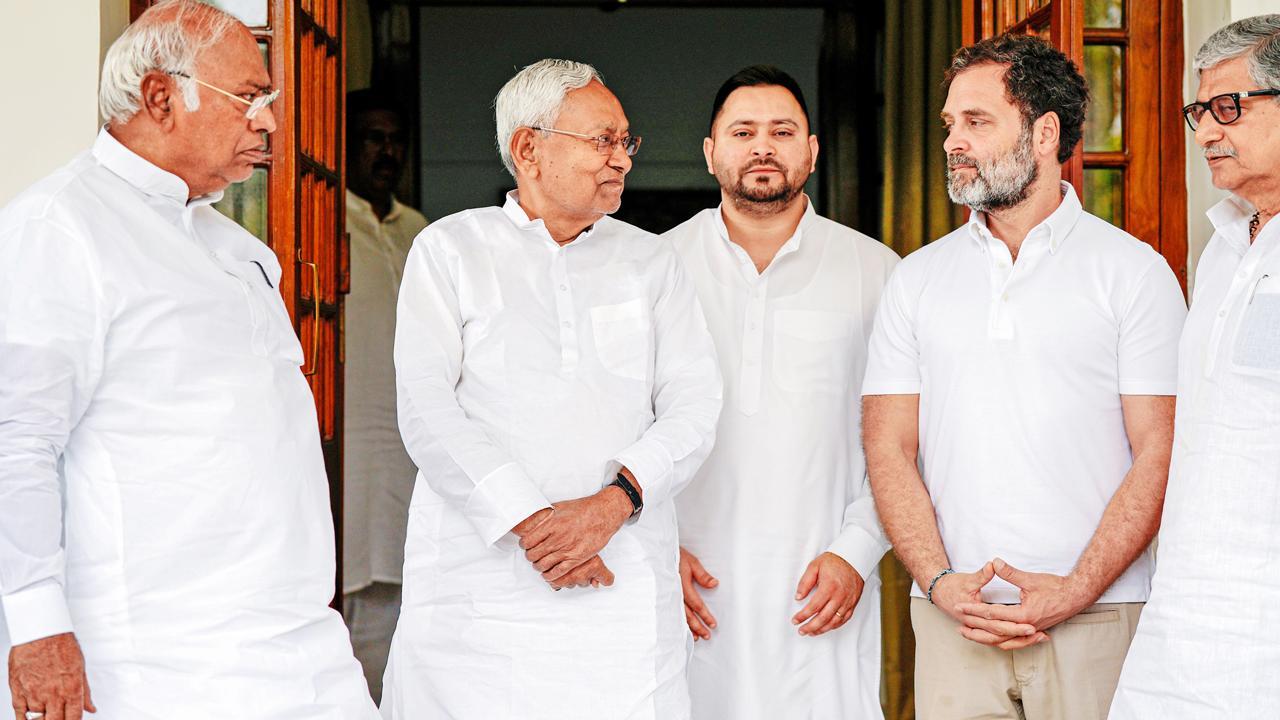 નવી દિલ્હીમાં ગઈ કાલે કૉન્ગ્રેસના અધ્યક્ષ મલ્લિકાર્જુન ખડગે તેમના નિવાસસ્થાને બિહારના મુખ્ય પ્રધાન નીતીશકુમાર, કૉન્ગ્રેસના નેતા રાહુલ ગાંધી, બિહારના નાયબ મુખ્ય પ્રધાન તેજસ્વી યાદવ અને જનતા દળ (યુ)ના અધ્યક્ષ રાજીવ રંજન સિંહની સાથે. તસવીર પી.ટી.આઇ.