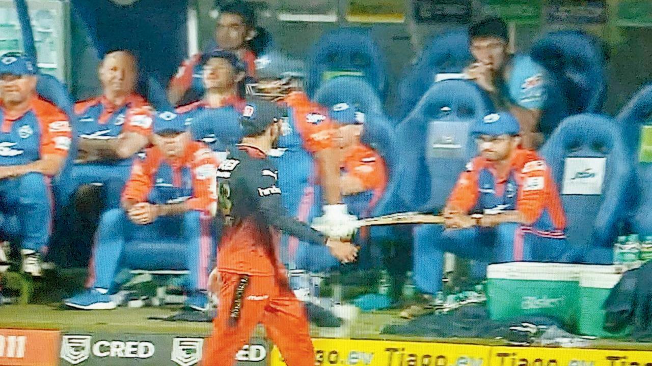 શનિવારે હોમ ગ્રાઉન્ડ બૅન્ગલોરમાં આરસીબીના મૅચવિનર કોહલીએ દિલ્હીના બૅટરનો કૅચ પકડ્યા પછી ડગઆઉટમાં બેઠેલા ગાંગુલી સામે ખુન્નસથી જોયું હતું 