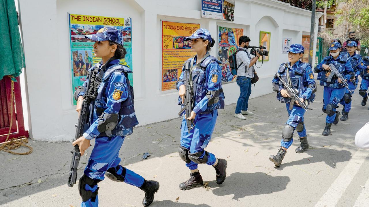 નવી દિલ્હીમાં ગઈ કાલે ઈ-મેઇલ દ્વારા બૉમ્બની ધમકી મળ્યા બાદ ધ ઇન્ડિયન સ્કૂલ ખાતે સ્પેશ્યલ વેપન ઍન્ડ ટેક્ટિક્સ ટીમના કમાન્ડોઝ. 