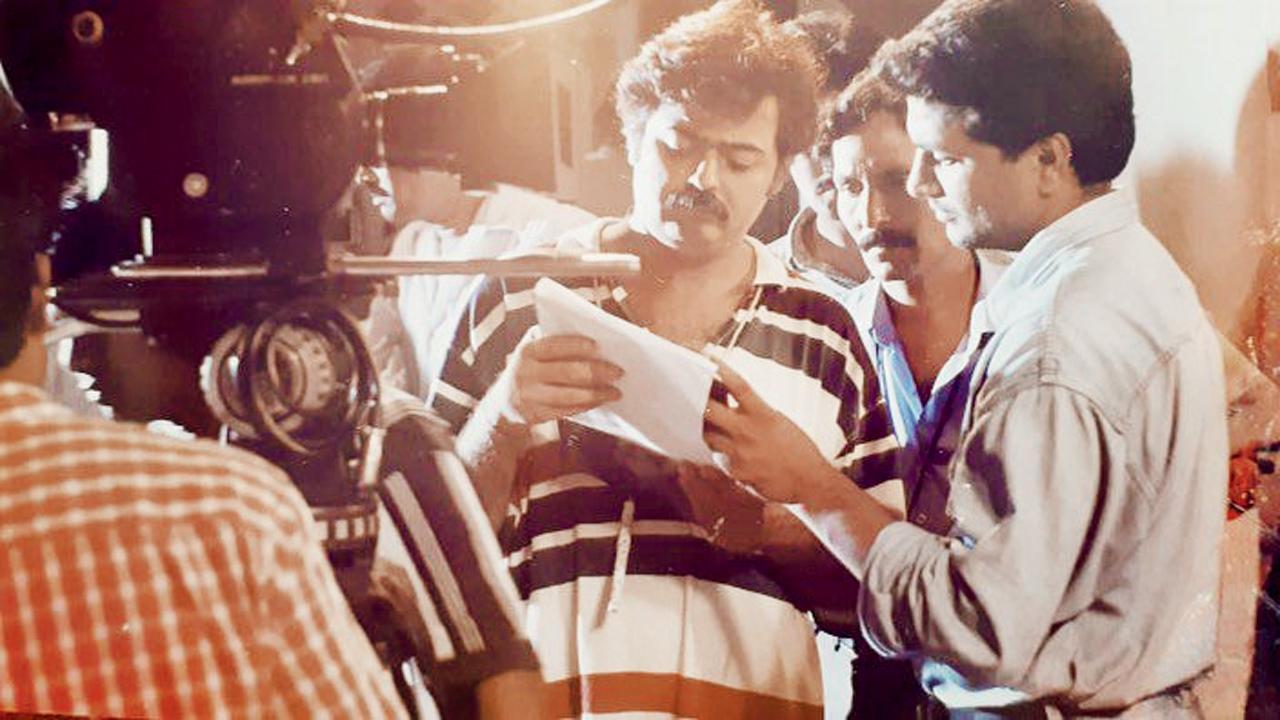  તેમણે પોતાની પહેલી ફિલ્મ ‘જયતે’ના સેટ પરનો ફોટો શૅર કર્યો છે. એમાં તેમના માથા પર ઘટાદાર કાળા વાળ અને મૂછ પણ છે. તેઓ ઍક્ટરને સીન સમજાવી રહ્યા છે. 