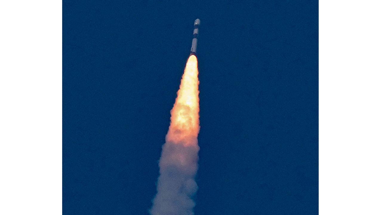 શ્રીહરિકોટામાં ગઈ કાલે સતીશ ધવન સ્પેસ સ્ટેશન ખાતેથી લૉન્ચ બાદ સિંગાપોરના બે સૅટેલાઇટ્સને લઈને ઉડાન ભરી રહેલું ઇસરોનું પીએસએલવી-સી55.