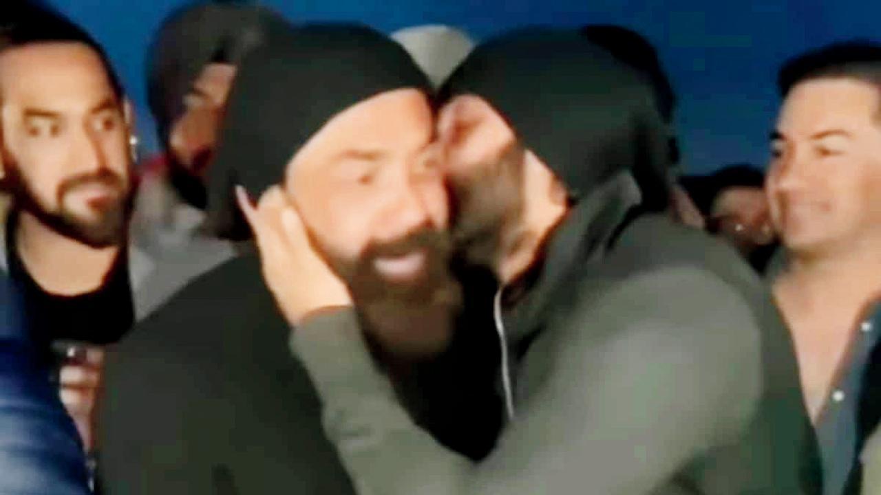 ‘ઍનિમલ’નું શૂટિંગ પૂરું થતાં બૉબી દેઓલને કિસ કરી રણબીરે